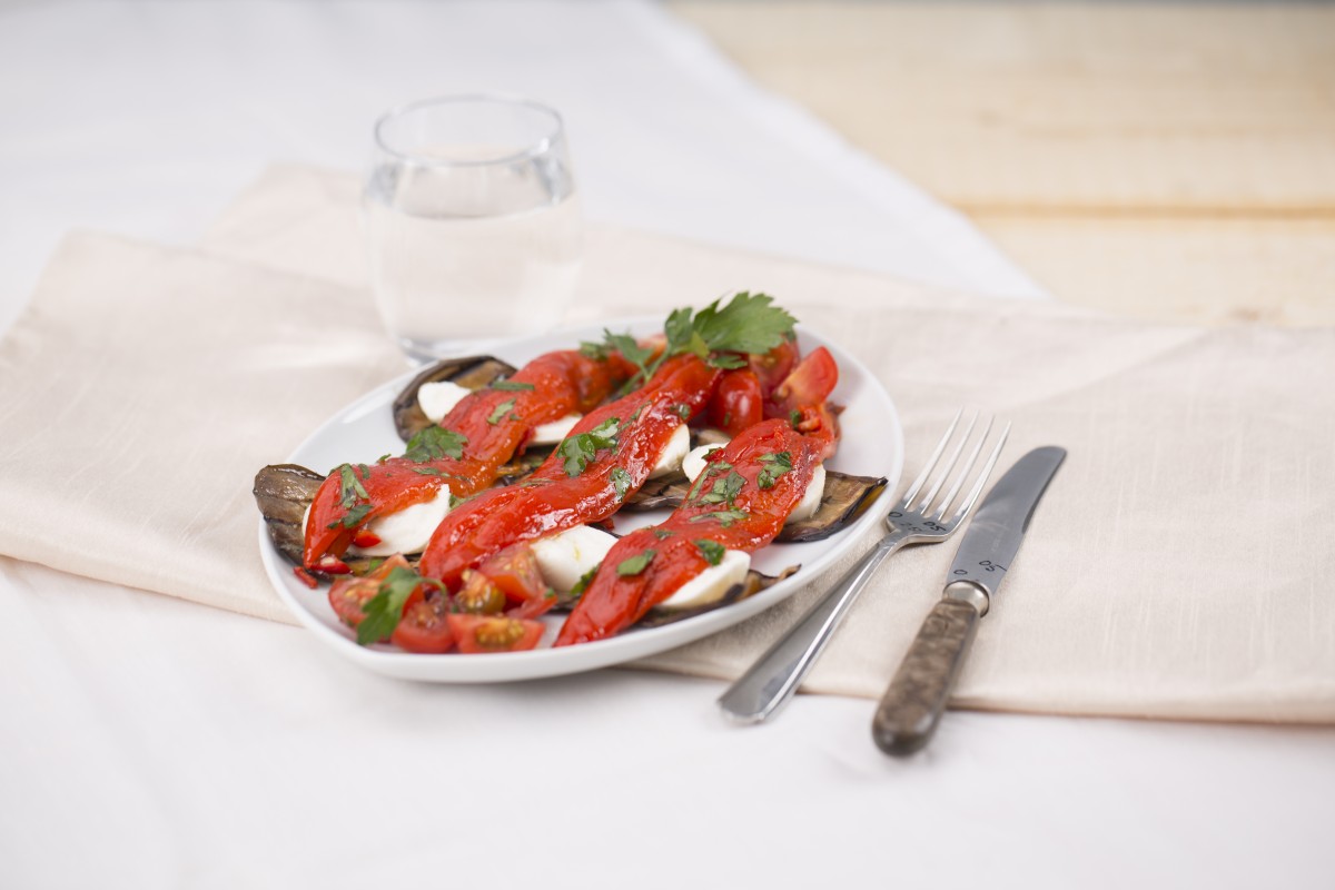 Gemarineerde zoete puntpaprika met gegrilde aubergine