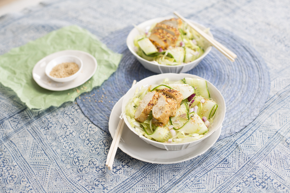 Zoetzure komkommersalade met gebakken kip en rode ui