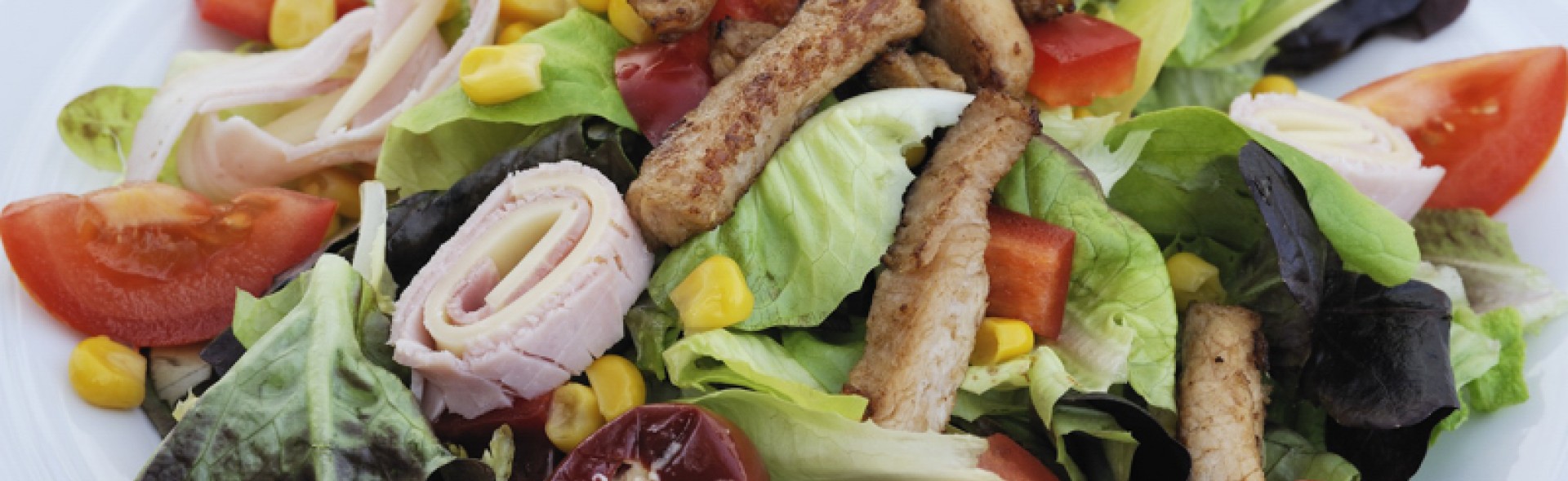 Gemischter Salat mit Putenbrust und Schinken-Käse-Röllchen | Love my Salad