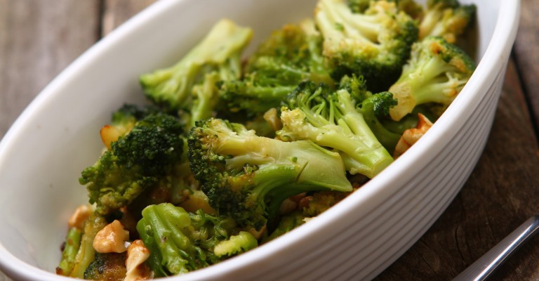 Brokkoli mit Sardellen, Knoblauch und Chili | Love my Salad