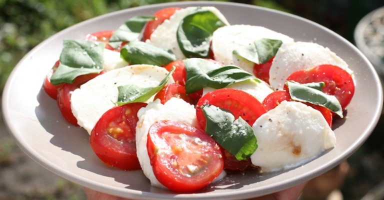 Sluipmoordenaar Promoten Groene achtergrond Tomatensalade met mozzarella, knoflook en basilicum | Love my Salad