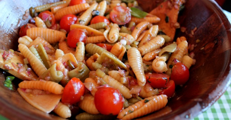 Ensalada de pasta con tomate cherry, cebolla y albahaca | Love my Salad