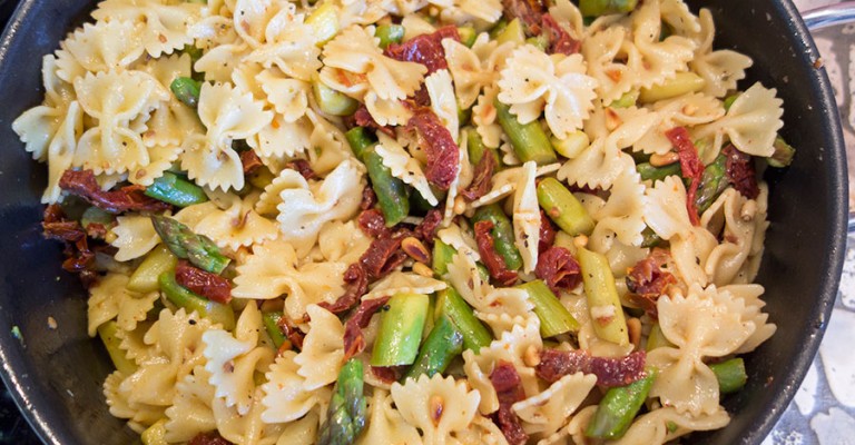 Farfalle mit grünem Spargel und Tomaten | Love my Salad