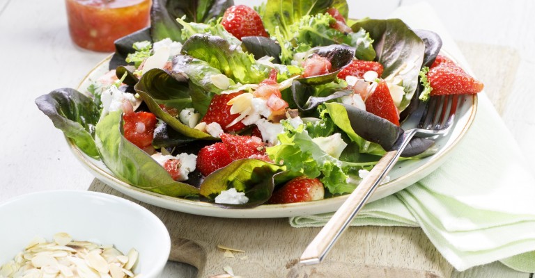Ensalada de verano con fresas y aliño de higos sobre lechuga Salanova |  Love my Salad