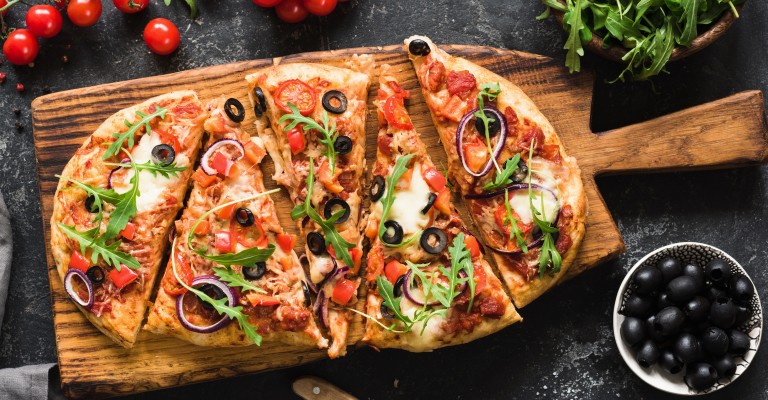 Fladenbrotpizza mit Tomaten und Thunfisch | Love my Salad