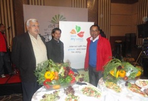 Profesionalse de la horticultura disfrutan de la degustación de ensaladas en India