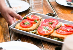 Koken met kliekjes: Hartige broodschotel met prei en pesto