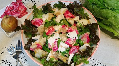 Ensalada de pera y queso de almendra