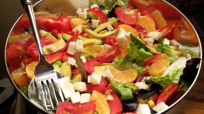 Ensalada de pimiento, aguacate, mandarina y tofu