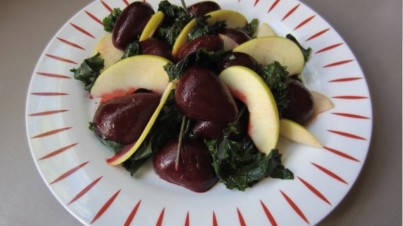 Salade de betteraves et pommes avec du chou kale de Russie