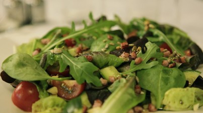 Insalata Salanova e Spinaci con pinoli e semi di girasole