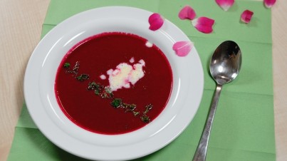 Rote Bete-Cremesüppchen mit Meerrettichsahne