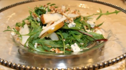 Ensalada de pera con rúcula, acelga y roquefort