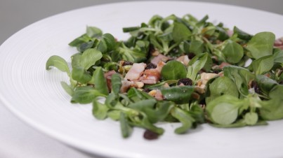 Feldsalat mit Rosinen und Speck und Honig-Senf-Dressing