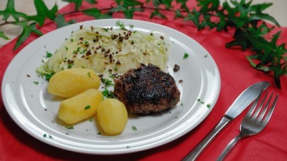 Spitzkohlviertel in Zitronensoße mit Pumpernickel-Gremolata