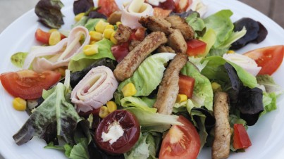 Gemischter Salat mit Putenbrust und Schinken-Käse-Röllchen