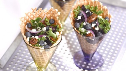Salat mit Heidelbeeren und Pekannüssen – serviert in einer Waffel