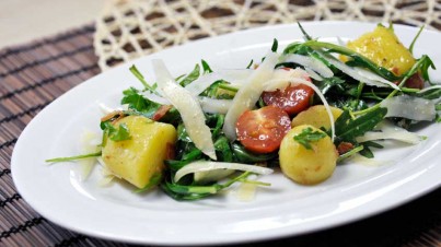 Insalata di patate e speck con rucola