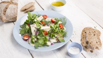 Ensalada de col rábano con eneldo, tomate y berro