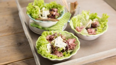 Crispy salad with roast beef and Spanish blue cheese