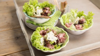 Knackiger Salanova®-Salat mit Roastbeef und Blauschimmelkäse