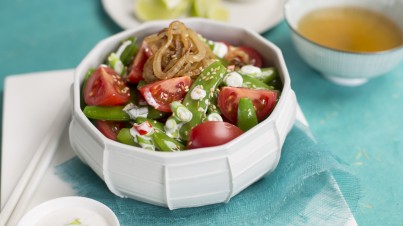 Sugarsnaps salade met tomaat, kokosmelk en gefrituurde ui