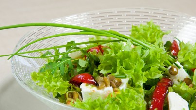 Salanova® Crispy Salat mit Linsen und Ziegenkäse
