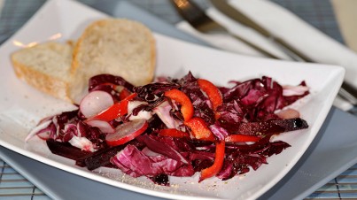 Ensalada de pimiento rojo, achicoria y remolacha