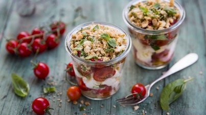 Tomate-Mozzarella mit Kräuterstreuseln im Glas