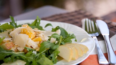 Ensalada de rúcula, fruta y nueces 