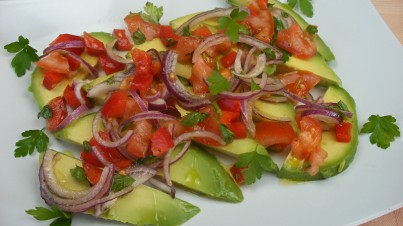 Aguacate con salsa criolla