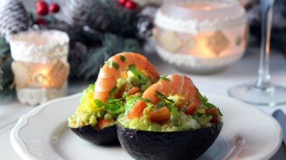 Avocados gefüllt mit Quinoa und Garnelen 