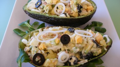 Aguacates rellenos de atún