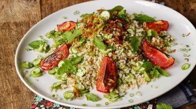 Salada de arroz integral com pepino, cebola frita e tomate assado