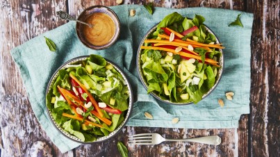 Insalata Asiatica con strisce di carote, mango, menta e un cremoso condimento di arachidi