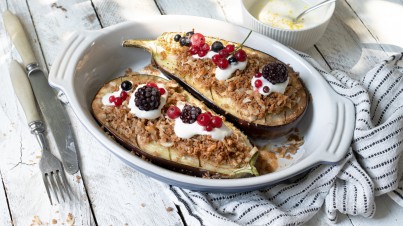 Überbackene Aubergine mit Parmesan, Zitronen-Quark und Beeren