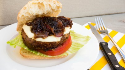 Aubergineburger met gekarameliseerde ui