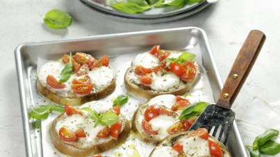 Mini aubergine pizza's met cherrytomaatjes, mozzarella en basilicum