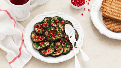 Aubergine salade met saffraanyoghurt en granaatappel