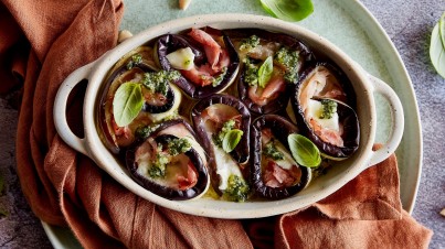 Rolinhos de berinjela com presunto, mussarela e pesto de amêndoas