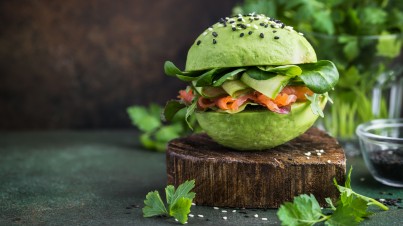 Avocado-Burger mit Gurkenstreifen, Lachs und Spinat