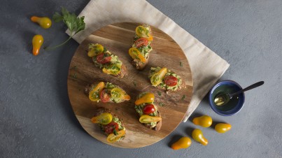 Avocado-Baguette mit Tomaten