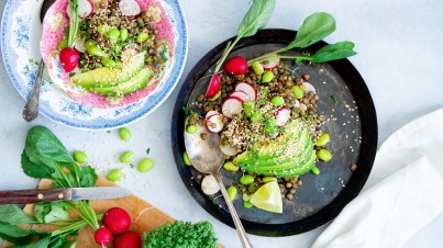 Insalata asiatica con lenticchie, edamame e avocado