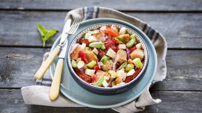 Italiaanse bleekselderij salade met tomaat en zongedroogde paprika