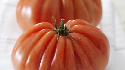 Ensalada de tomate corazón de buey y albahaca