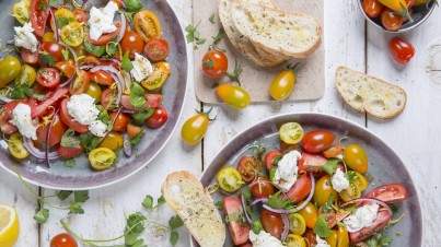 Salade met granaatappel, buffelmozzarella en tomaat