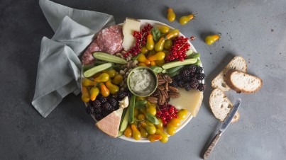 Vorspeisenplatte mit gelben, birnenförmigen Mini-Tomaten