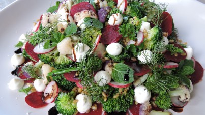 Blumenkohl-/Brokkolisalat mit Roter Bete, Radieschen und Labnehbällen