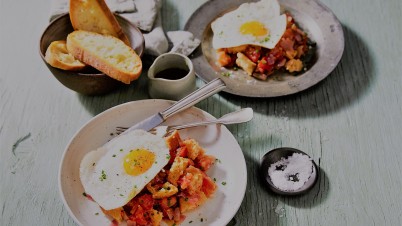 Petit-déjeuner chaud avec des œufs