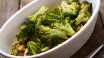 Brocoli avec des anchois, de l'ail et du piment rouge